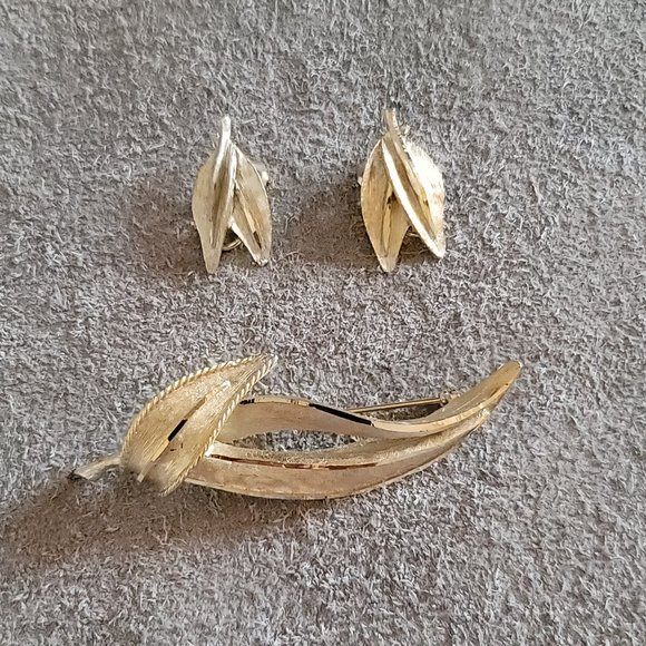 Silver Tone Set ~ Leaf Design Brooch / Pin with Matching Clip-On Earrings - Picture 5 of 5